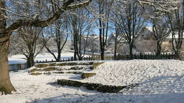 Sitzatrium auf dem Schulhof von Schnee bedeckt