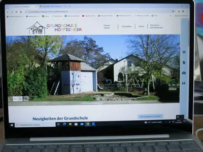 Bildschirm mit geöffneter neuer Homepage der Grundschule Höpfigheim