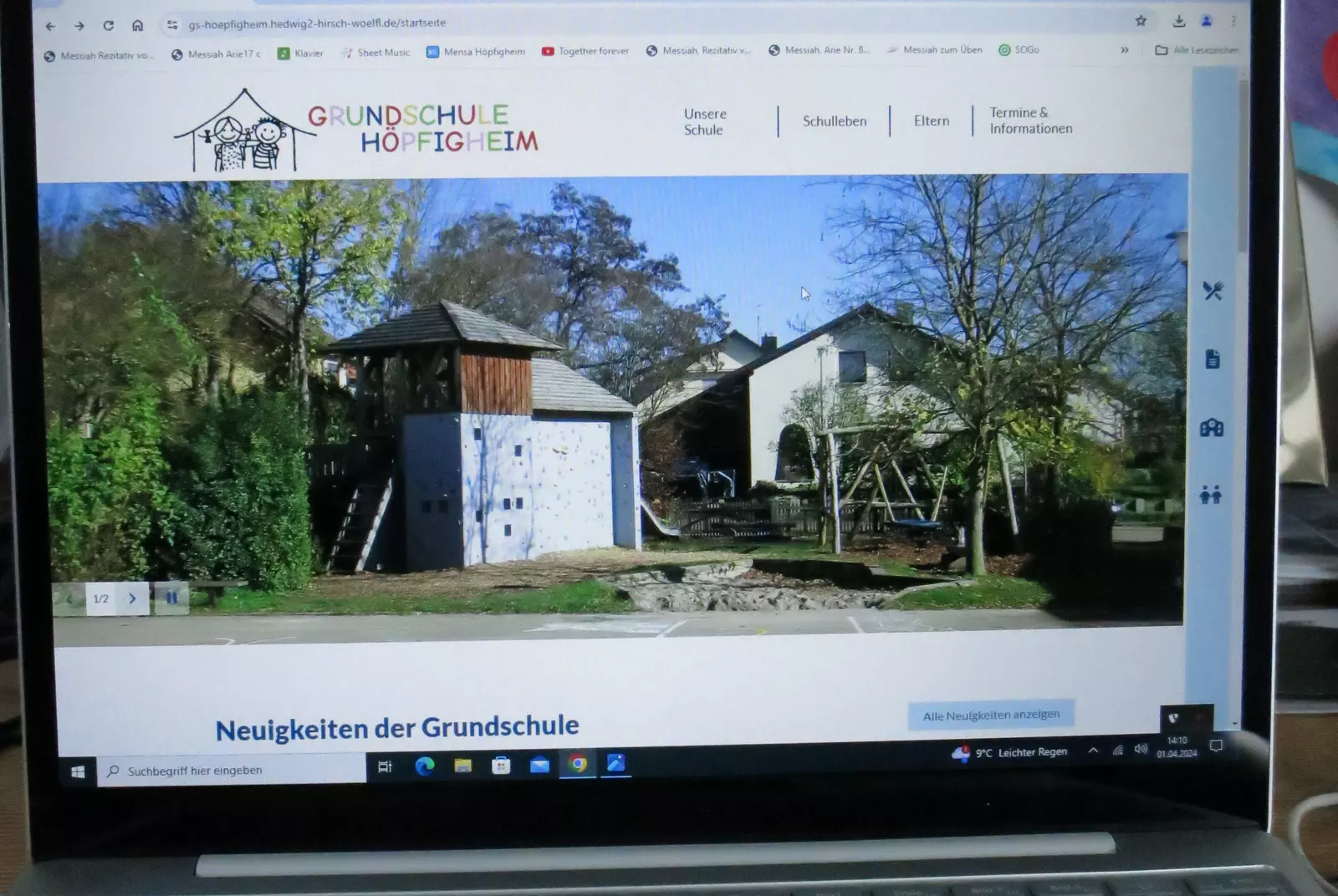 Bildschirm mit geöffneter neuer Homepage der Grundschule Höpfigheim