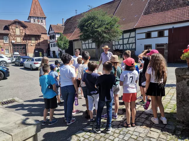 Herr Leize führt die Klasse 4 der Grundschule Höpfigheim durch den Ort.