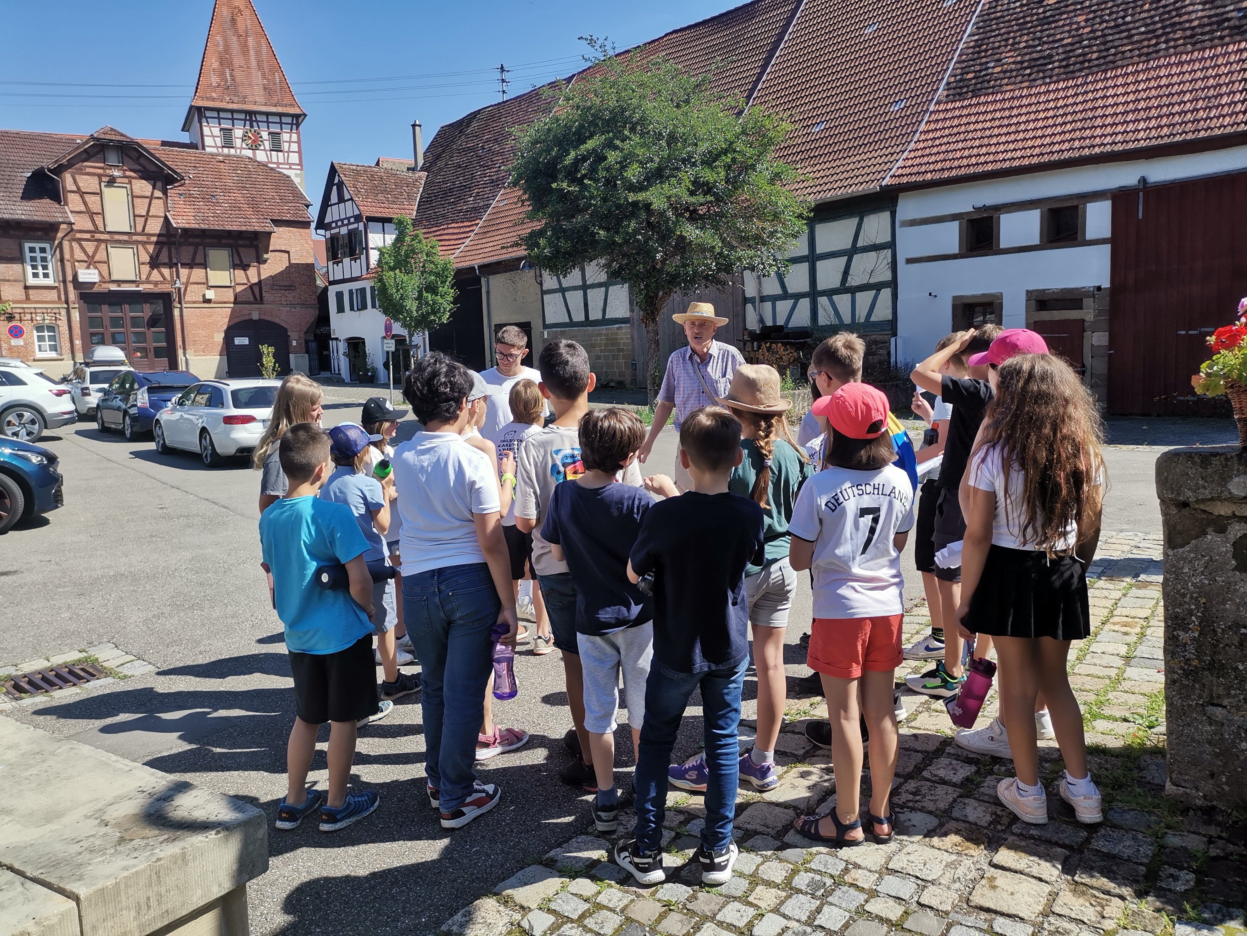 Herr Leize führt die Klasse 4 der Grundschule Höpfigheim durch den Ort.