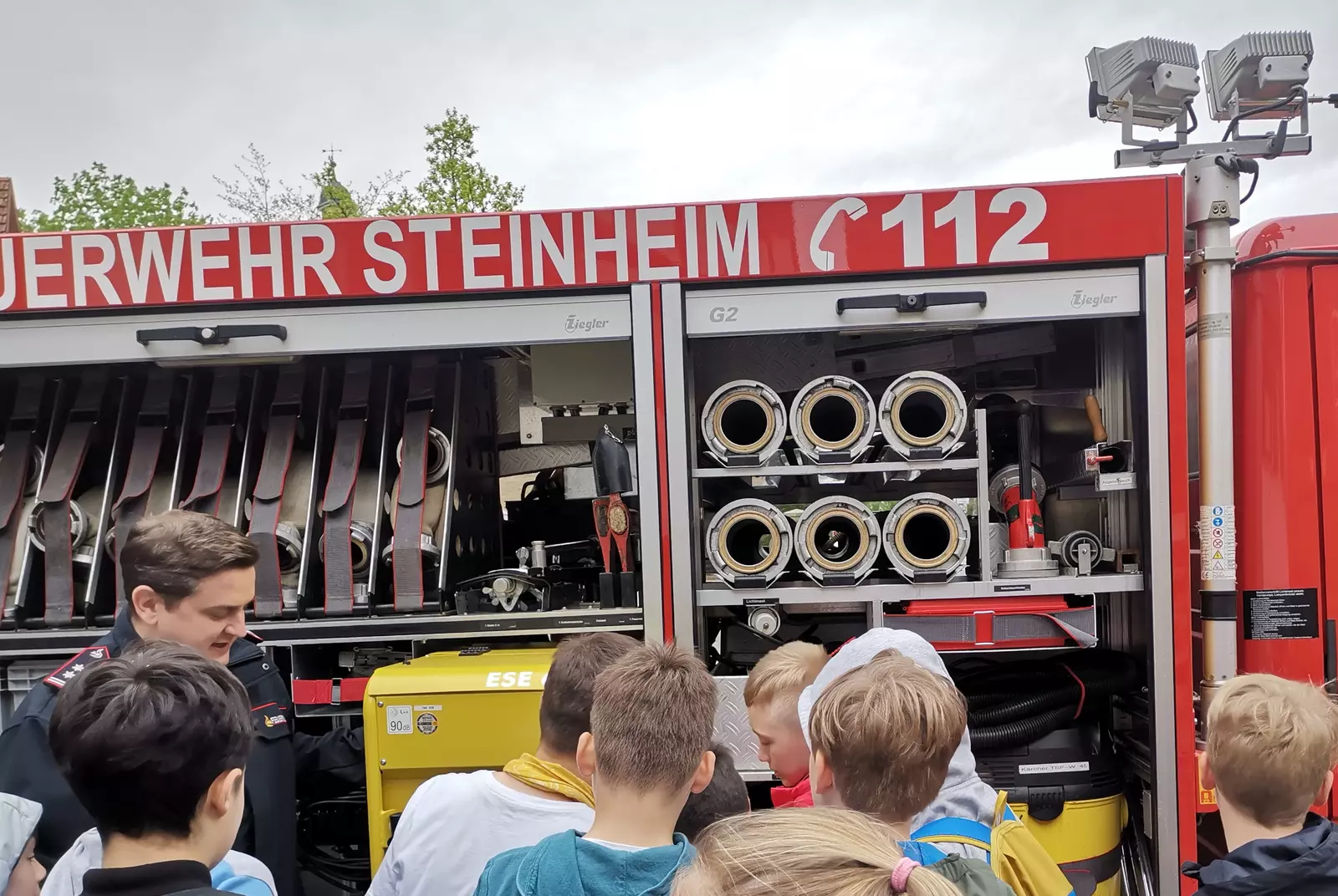 Feuerwehrfahrzeug, Höpfigheimer Feuerwehrkommandant Herr Kuppinger und einige Kinder der Klasse 4